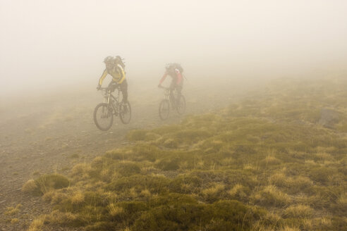 Spain, Sierra Nevada, mountainbiking and fog - FFF00875