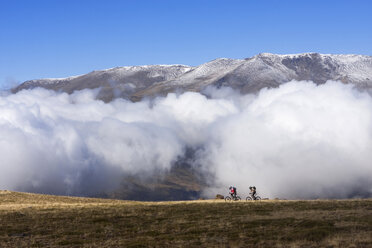 Spanien, Sierra Nevada, Mountainbiking zu zweit - FFF00873