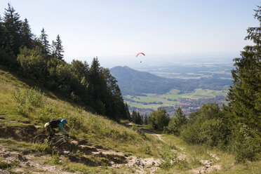 Deutschland, Bayern, Kampenwand, Aschau, Mountainbiker auf dem Weg - FFF00870