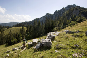 Deutschland, Bayern, Kampenwand, Mountainbiker unterwegs - FFF00869