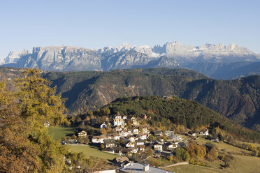 Italien, Dolomiten, Genesio, Dorf und Bergkette - FFF00868