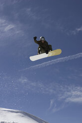 Italy, Matterhorn, Cervinia, snowboarder jumping - FFF00840