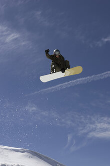 Italien, Matterhorn, Cervinia, Snowboarder springen - FFF00840