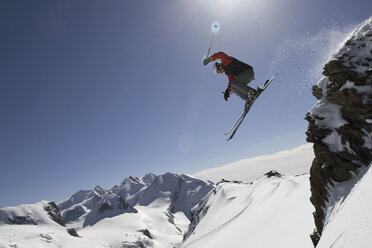 Italien, Matterhorn, Cervinia, Snowboarder springen - FFF00839