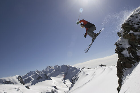 Italy, Matterhorn, Cervinia, snowboarder jumping - FFF00839