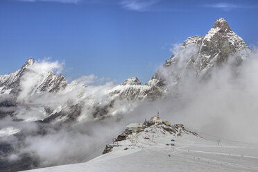 Italien, Cervinia, Matterhorn mit Schnee und Nebel - FFF00838