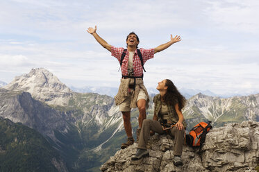 Austria, Salzburger Land, couple cheering - WESTF07616