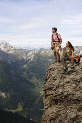 Österreich, Salzburger Land, Paar auf Berggipfel - WESTF07614