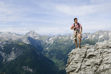 Österreich, Salzburger Land, junger Mann auf Berggipfel - WESTF07611
