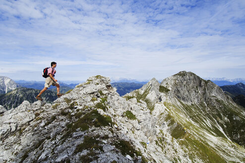 Österreich, Salzburger Land, junger Mann beim Wandern - WESTF07608