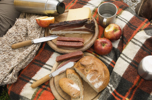 Österreich, Salzburger Land, Picknick mit Brot und Schinken - WESTF07602