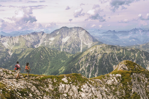 Österreich, Salzburger Land, Paarwanderung - WESTF07560