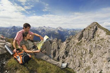 Österreich, Salzburger Land, Paar auf Berggipfel, Porträt - WESTF07553