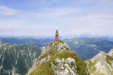Austria, Salzburger Land, couple on mountain top - WESTF07552