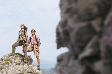 Österreich, Salzburger Land, Paar auf Berggipfel - WESTF07545