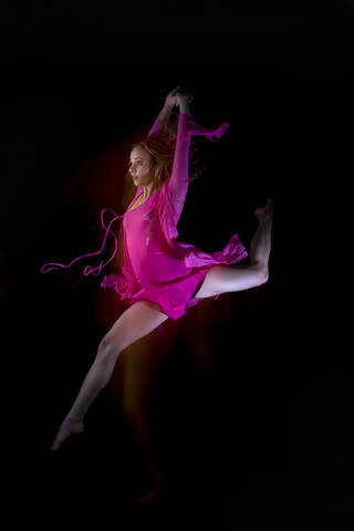 Balletttänzerin springt in die Luft, lizenzfreies Stockfoto