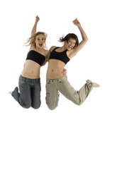 Zwei junge Frauen springen in der Luft - RRF00122