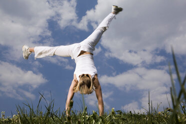 Young woman doing headstand - CLF00528