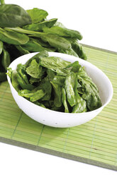 Fresh spinach leaves in bowl - 08170CS-U