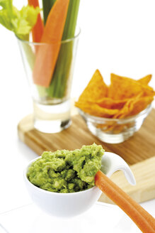 Guacamole mit Gemüsesticks und Tortilla-Chips - 08316CS-U