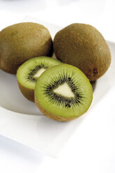 Whole and sliced kiwi fruits - 08260CS-U