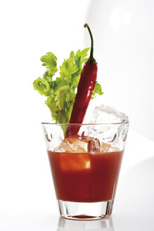 Bloody Mary, garniert mit Chilischote und Staudensellerie - 08345CS-U