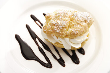 Cream puff with chocolate sauce on plate - 08412CS-U