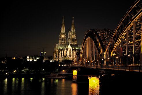 Deutschland, Köln, Brücke und Kölner Dom bei Nacht - 08536CS-U