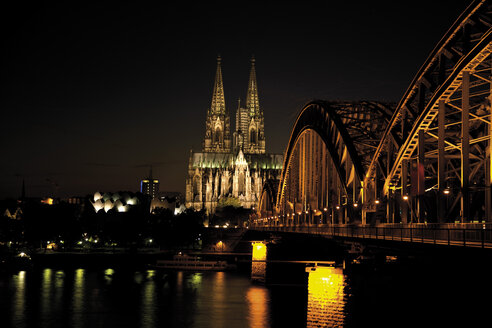 Germany, Cologne, Bridge and Cologne Cathedral at night - 08536CS-U