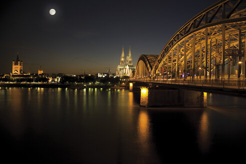 Deutschland, Köln, Brücke und Kölner Dom bei Nacht - 08535CS-U