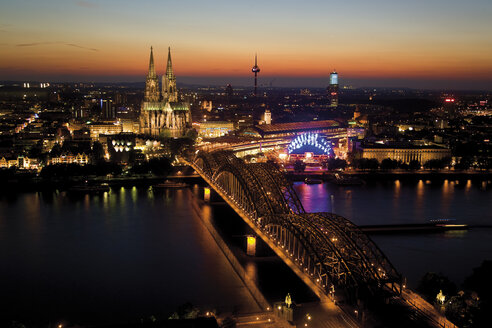 Deutschland, Köln, Brücke und Kölner Dom bei Nacht - 08534CS-U
