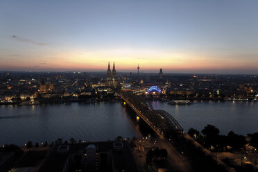 Deutschland, Köln, Der Dom im Hintergrund - 08447CS-U