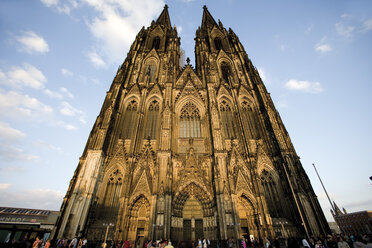 Germany, Cologne, cathedral, low angle view - 08446CS-U