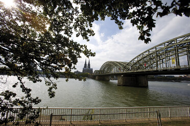 Deutschland, Köln, Deutzer Brücke über den Rhein - 08438CS-U