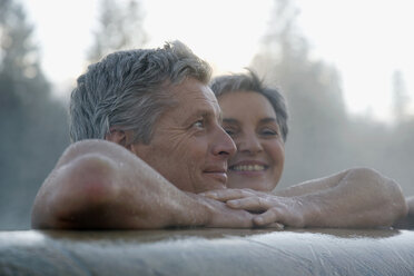 Älteres Paar entspannt sich im Outdoor-Spa, Porträt - WESTF07743