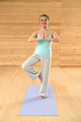 Ältere Frau übt Yoga, Porträt - WESTF07720