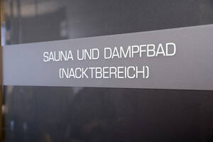 Schild am Saunaeingang, Nahaufnahme - WESTF07695