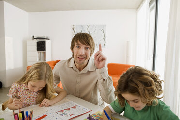 Vater und Kinder bei den Hausaufgaben - WESTF07316