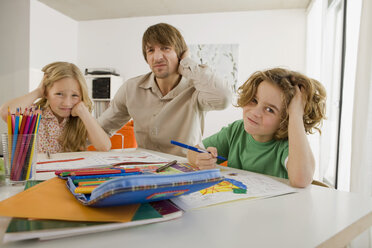 Vater und Kinder bei den Hausaufgaben - WESTF07314