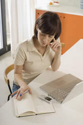 Young woman working at desk, portrait - WESTF07206