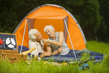 Älteres Paar beim Camping, Picknick, Porträt - WESTF07179