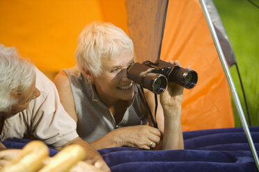 Älteres Paar beim Camping, Frau mit Feldstecher, Porträt - WESTF07173