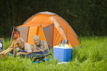 Seniorenpaar beim Camping, Porträt - WESTF07170