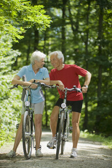 Senior couple with bikes, taking a break - WESTF07143