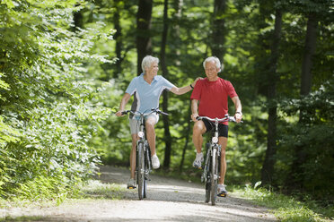 Seniorenpaar beim Radfahren - WESTF07141