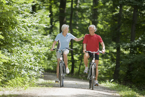 Senior couple biking - WESTF07141