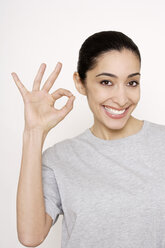 Young woman gesturing an ok sign, portrait - TCF00451