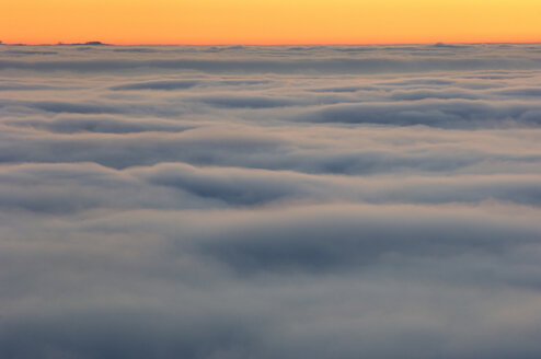 Nebelbänke mit Sonnenuntergang und Horizont - SMF00305