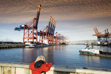 Deutschland, Hamburg, Waltershof, Containerterminal mit Schiffen - SEF00047