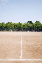 Deutschland, Bayern, Leerer Fußballplatz - PMF00503